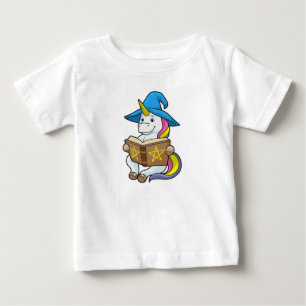 Camiseta Unicorn como assistente com livro e chapéu
