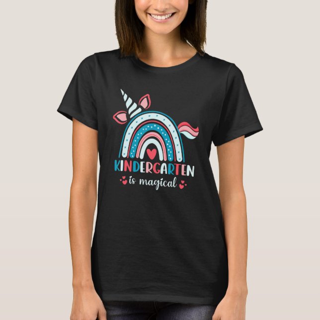 Camiseta Unicorn Rainbow Kindergarten É Magnético Primeiro  (Frente)