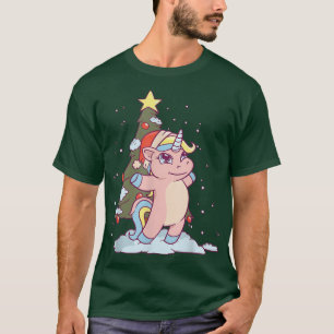 Camiseta unicórnio bonito com árvore de Natal na neve