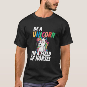 Camiseta Unicórnio Bonito Para Ser Unicórnio Num Campo De C