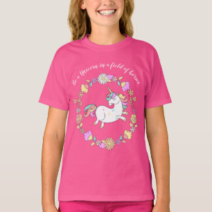 Camiseta Unicórnio Whimsical Dentro de uma Terra