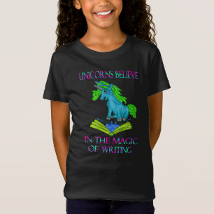 Camiseta Unicórnios Acreditam na Magia do Escrevendo
