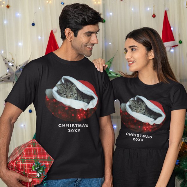 Camiseta Unisex de Natal Red Santa Hat Cinza Shore (Shorthair Gray Cat Red Santa Hat Christmas Unisex T-Shirt)