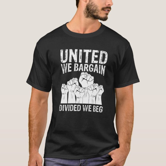 Camiseta United We Bargain Dividiu Nós Imploramos Dia do Tr (Frente)