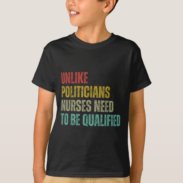 Camiseta Unlike Liticians Nurses Need To Be Qualified Sarca (Frente)
