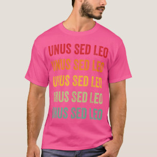Camiseta Unus Sed Leo Crypto Design de texto Arco-Íris