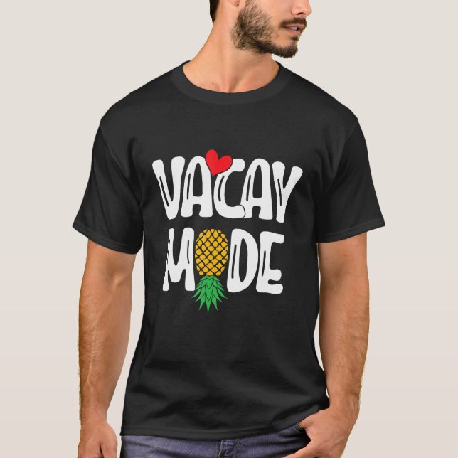 Camiseta Upside Down Pineapple Sharing Swinger Vacation (Frente)