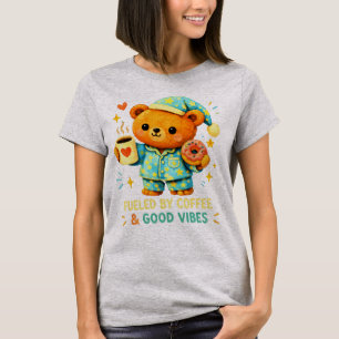 Camiseta Ursa de Pijama Fofa Energizada por Café Vibrações