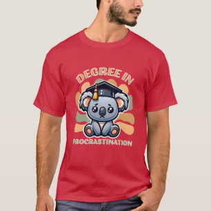 Camiseta Urso Coala Fofo com Diploma em Procrastinação fam