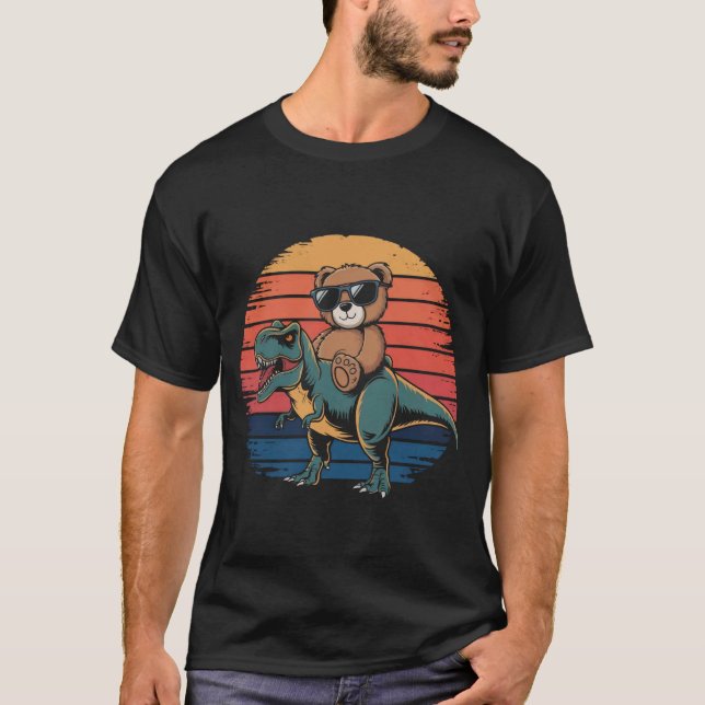 Camiseta Urso de pelúcia cavalgando uma vinheta de dinossau (Frente)