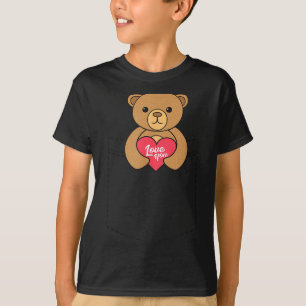 Camiseta Urso de pelúcia fofo no bolso abraçando coração -