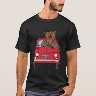 Camiseta Urso num Fiat vermelho 500  