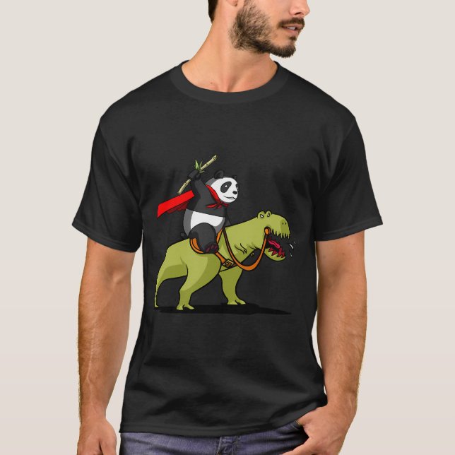 Camiseta Urso Panda Montando Dinossauro T-Rex (Frente)
