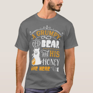 Camiseta Urso Velho E Seu Mel Vivem Aqui Premium