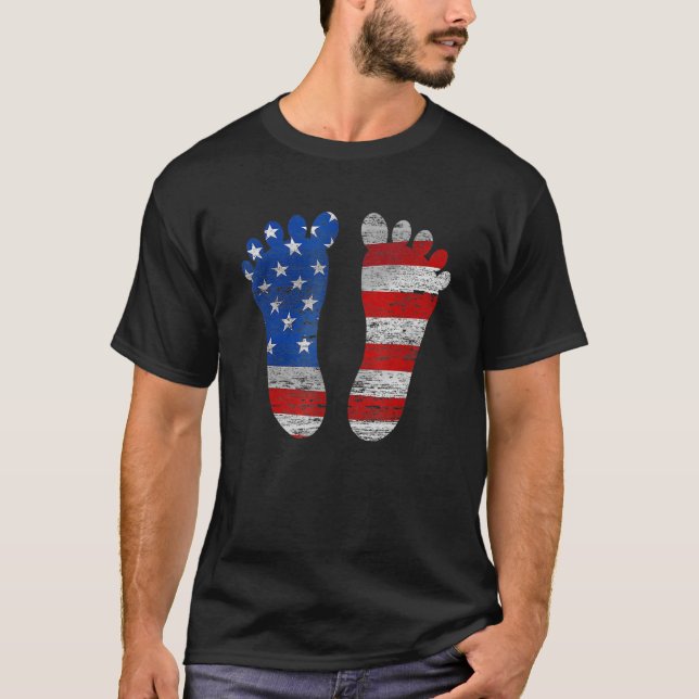 Camiseta Us Flag Barefeet Fourth Of July (Frente)
