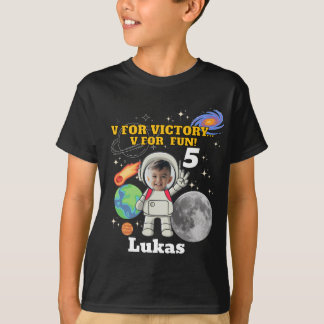 Camiseta V De Vitória V De Diversão Aniversário Do Menino A