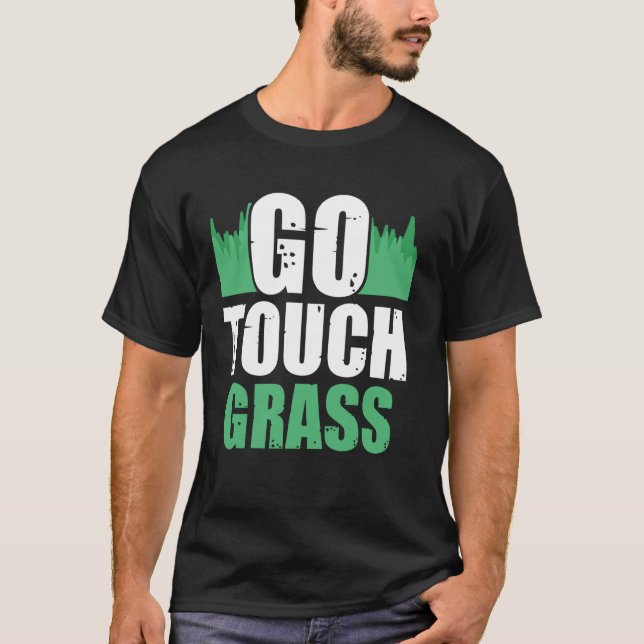 Camiseta Vá Tocar Grass Fora do Meme Engraçada Piada (Frente)