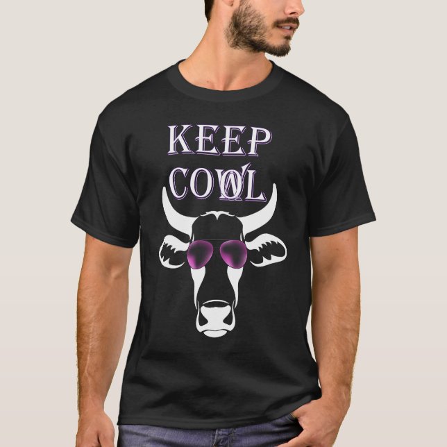 Camiseta Vaca com óculos de sol roxos permanece calma (Frente)