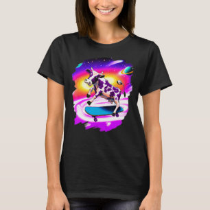 Camiseta Vaca fazendo skate no espaço sideral retrô vintage