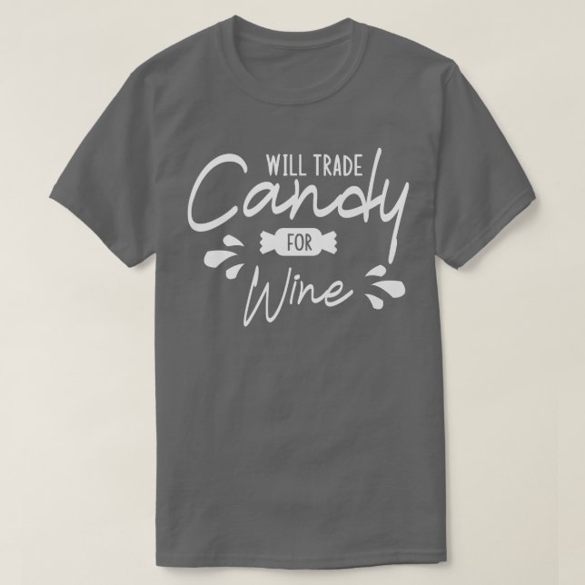 Camiseta Vai Trocar Um Docinho Para O Vinho No Halloween Pu (Frente do Design)