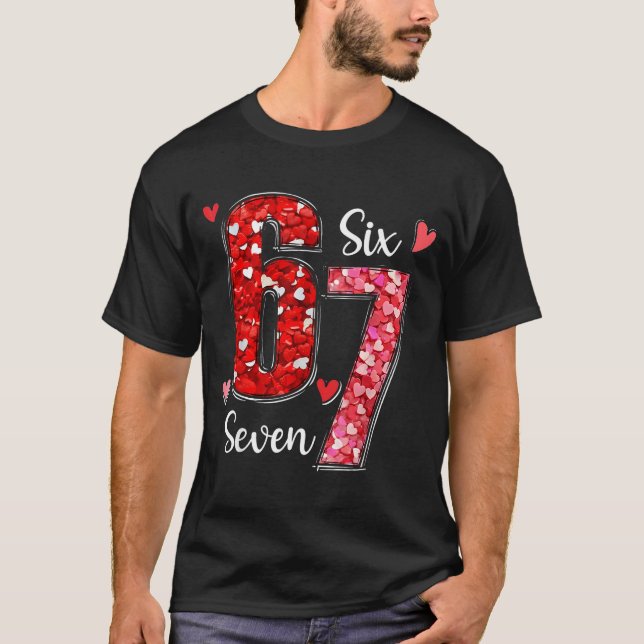 Camiseta Valentine 67 Seis Sete Meme Rosa Corações Dia dos  (Frente)