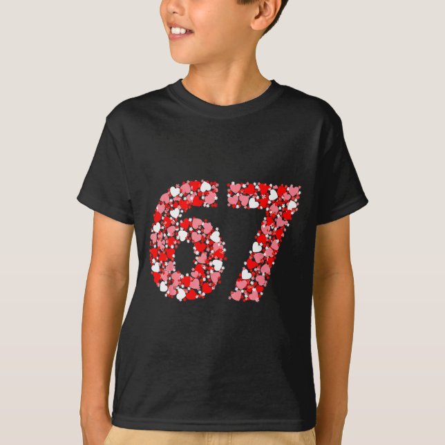 Camiseta Valentine’s Day 67 Meme With Hearts Funny Six Seve (Frente)