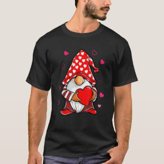 Camiseta Valentines Day Gnome Love Holding Red Heart