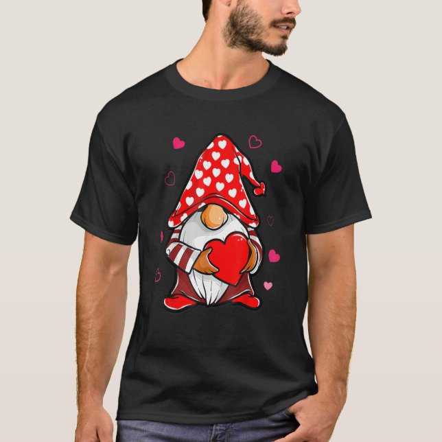 Camiseta Valentines Day Gnome Love Holding Red Heart (Frente)