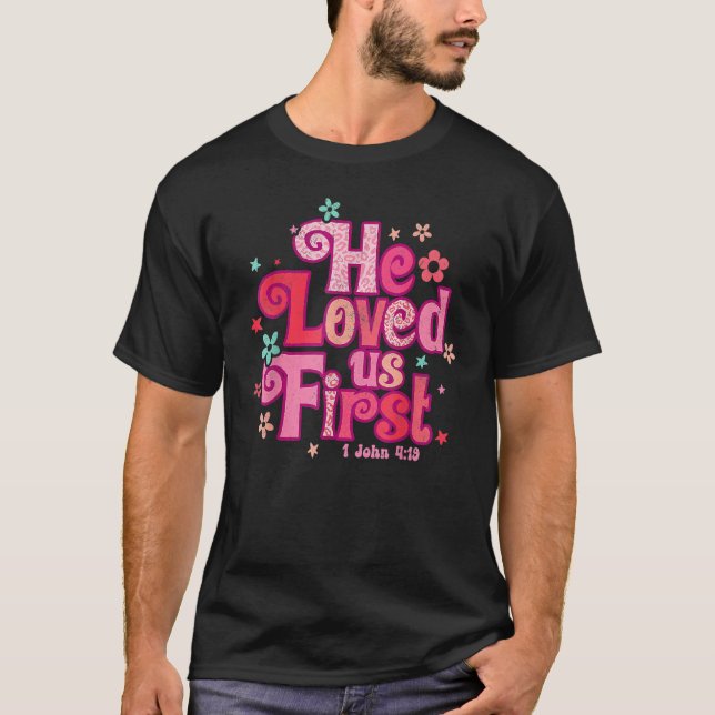 Camiseta Valentines Day He Loved Us First Bible 1 John 419  (Frente)