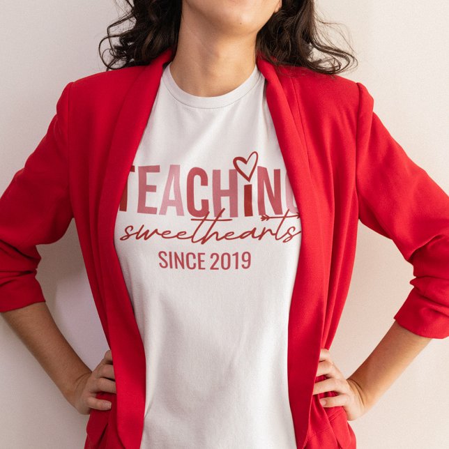 Camiseta Valentine's Day Teaching Sweethearts Since Year (Criador carregado)