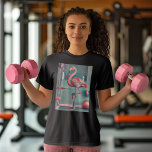 Camiseta Vamos Flamingle - Visto Flamingo - Workout Gym<br><div class="desc">Adicione um toque de diversão ao seu espaço com "Flamingle de Vamos",  com um na moda flamingo no equipamento de exercícios retrorreflectores,  visto flamingo. Um ajustado perfeito para aqueles que amam um pouco de estética kitsch e maximalista.</div>