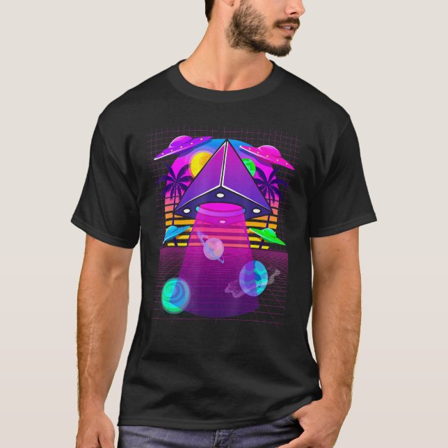 Camiseta Vaporwave Egípcio Pirâmide Ufo Saucer Plane Aliens (Frente)