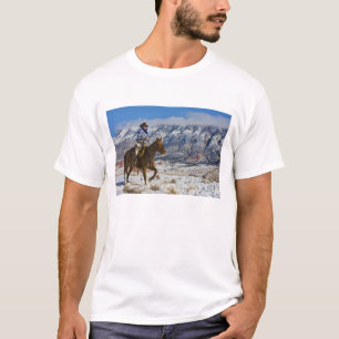 Camiseta Vaqueiro a Cavalo vestindo Chapas de Couro