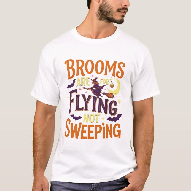 Camiseta Vassouras Voando Varrendo Halloween Bruxa Lua Morc (Frente)