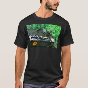 Camiseta Veículo Armado Na 2ª Guerra Mundial Numa Floresta.