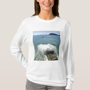 Camiseta Veículos de Assalto Anfíbios saem do convés do poç