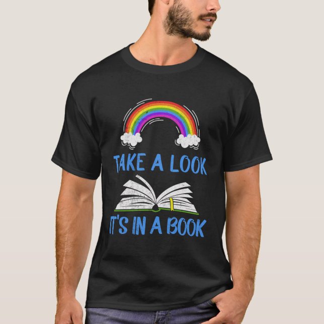 Camiseta Veja Isso Num Livro Do Rainbow Librarian Assis (Frente)