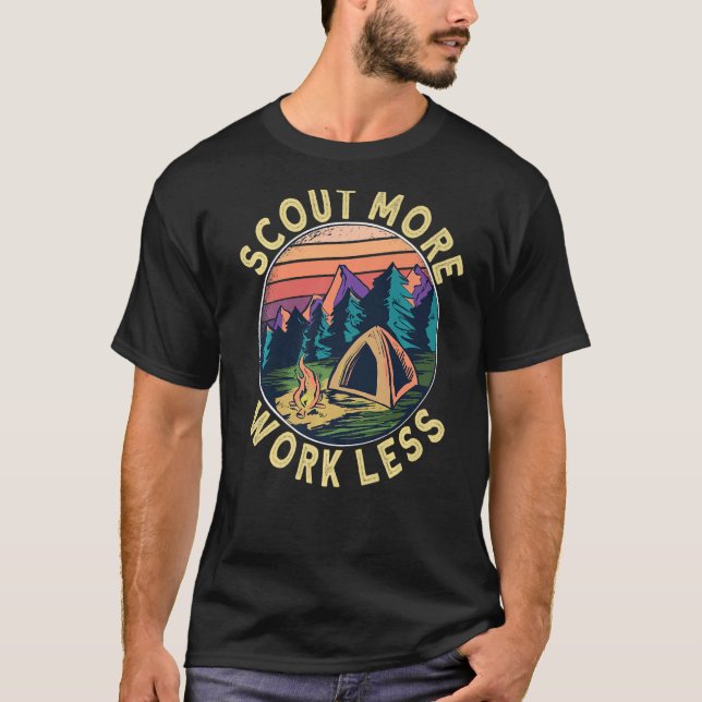 Camiseta Veja mais Trabalhe menos Escoteiros e Líder de Esc (Frente)