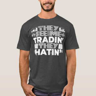 CAMISETA VEJA TRADIN HATIN HATERS ODIANDO O COMÉRCIO DE AÇÕ