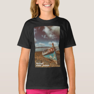 Camiseta Velha Aiola. Barco tradicional português em praia