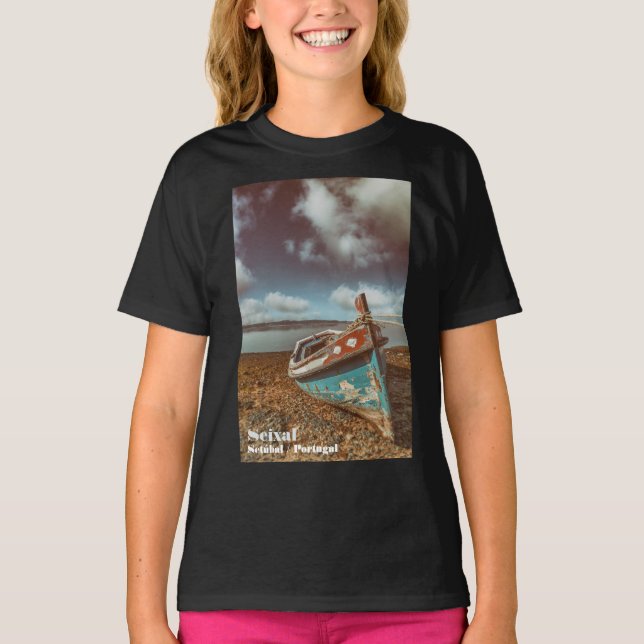 Camiseta Velha Aiola. Barco tradicional português em praia (Frente)