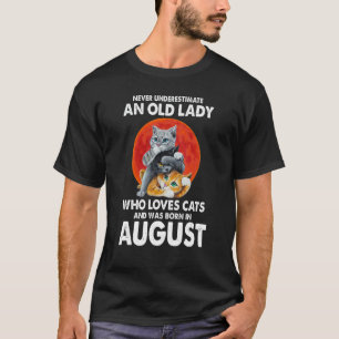 Camiseta Velha Que Ama Gatos E Foi Nascer Em Agosto Bi