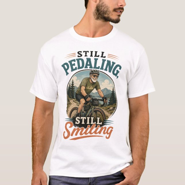 Camiseta Velho ainda pedalando, ainda sorrindo andando de b (Frente)