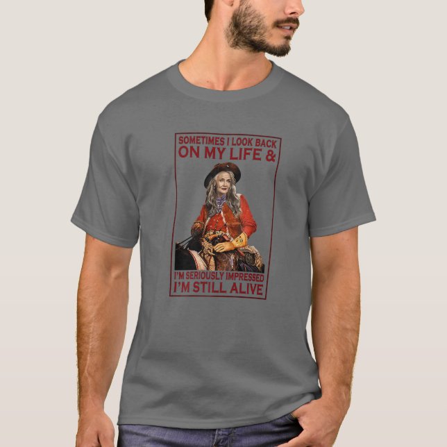 Camiseta Velho Cowgirl Às Vezes Olho Para Trás Da Minha Vid (Frente)