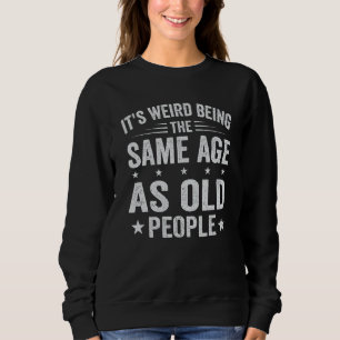Camiseta Velho dizendo que é estranho ter a mesma idade que