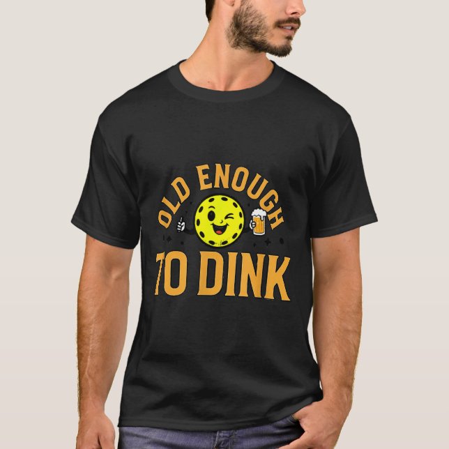 Camiseta Velho o suficiente para beber pickleball engraçado (Frente)