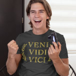 Camiseta Veni Vidi Vici Funny Gamer Athletor ou Formando<br><div class="desc">A famosa proclamação modesta de Júlio César "Eu vim,  vi,  conquistei" em latino - Veni,  Vidi,  Vici. Presente perfeito para jogadores,  pessoas competitivas,  estudiosos latinos,  sopradores de história.</div>