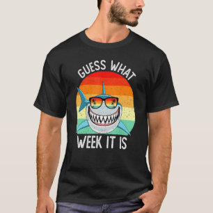 Camiseta Verão Adivinha Que Semana É Tubarão