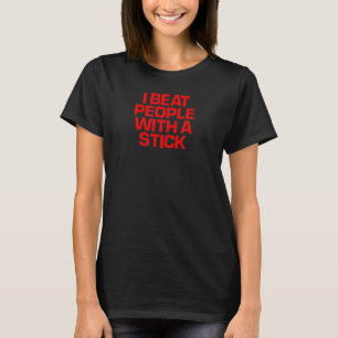 Camiseta Vermelho Dizendo Que Eu Bato Pessoas Com Um Pau