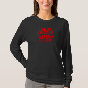 Camiseta Vermelho Dizendo Que Eu Bato Pessoas Com Um Pau